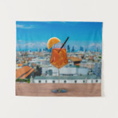 Spritz-cocktail op een tafel met uitzicht van Mila Wandkleed (Voorkant (horizontaal))