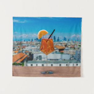 Spritz-cocktail op een tafel met uitzicht van Mila Wandkleed