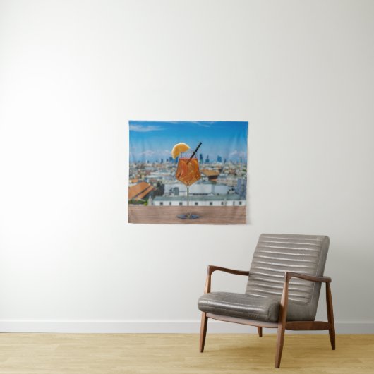 Spritz-cocktail op een tafel met uitzicht van Mila Wandkleed (In Situ (horizontaal))