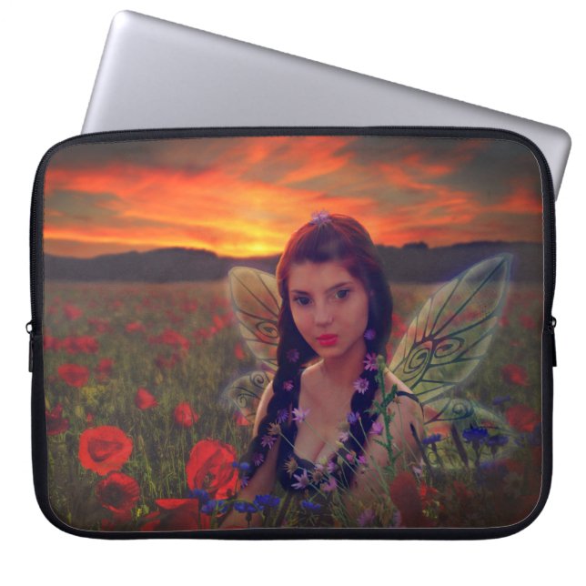 Sprookje bij zonsondergang in een veld van klaproz laptop sleeve (Voorkant)