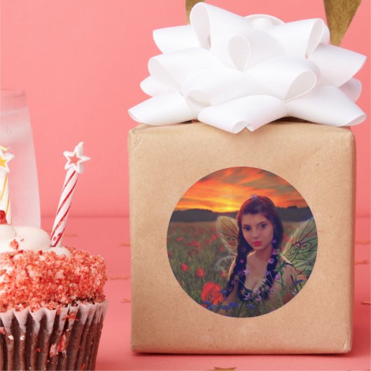 Sprookje bij zonsondergang in een veld van klaproz ronde sticker (Feest)