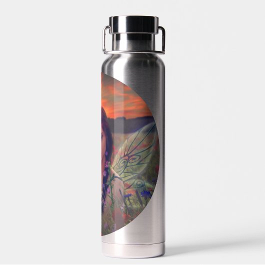 Sprookje bij zonsondergang in een veld van klaproz waterfles (Achterkant)