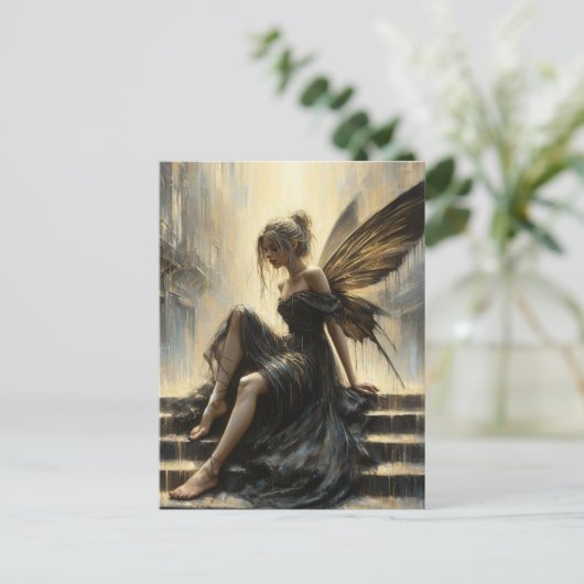 Sprookje in een zwart en gouden jurk zittend op ee briefkaart (Staand voorkant)