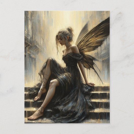 Sprookje in een zwart en gouden jurk zittend op ee briefkaart (Voorkant)