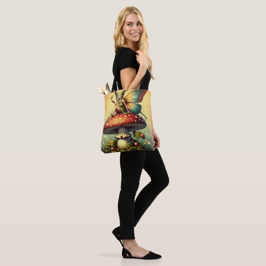  Sprookje op een Retro Mushroom Sprookje Tote Bag (Op model)