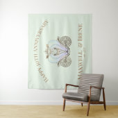 Sprookjescoach op lichtgroen wandkleed (In situ)