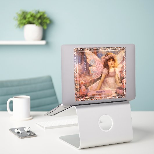 Sprookjesfee in droomroze bloementuin sticker (Laptop op bureau)