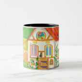 sprookjeshuis met rood dak en cartoon tweekleurige koffiemok (Center)