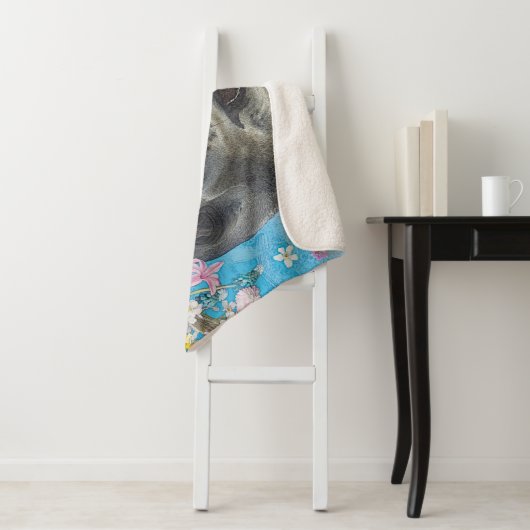 Sprookjeszegel in de oceaan van bloemen sherpa deken (In situ)