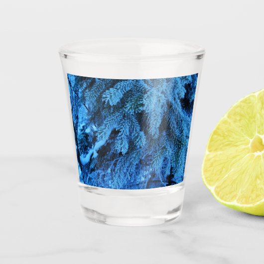 Spruce takken bedekt met sneeuw en vorst shot glas (Voorkant)