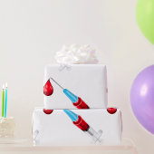 Spuit met een rode druppel cadeaupapier