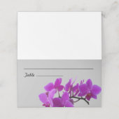 Spuit van fuchsia orchids op gevouwen placecard plaatskaartje (Buitenkant ongevouwen)