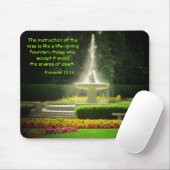 Spuitende fontein met Spreuken 13:14 Muismat (Met muis)