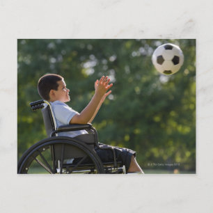 Spuitjongen, 8, in een rolstoel met voetbal briefkaart