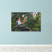 Spuitjongen, 8, in een rolstoel met voetbal canvas afdruk (Insitu (Houten vloer))