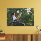 Spuitjongen, 8, in een rolstoel met voetbal canvas afdruk (Insitu (Woonkamer))
