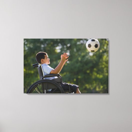Spuitjongen, 8, in een rolstoel met voetbal canvas afdruk (Voorkant)