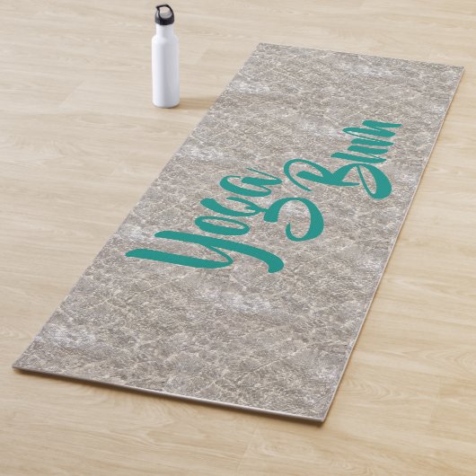 Spuitwater op het strand yogamat (In situ)