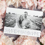 Spure Stripe | De datum-fotokaart opslaan Save The Date<br><div class="desc">Nodig vrienden en familie uit om de datum voor je bruiloft te bewaren met deze charmante en moderne fotokaarten. Eenvoudig, schoon design is voorzien van een witte band aan de onderkant van uw foto met de woorden "Save the date" in grijs met uw namen, trouwdatum en locatie overschreven. Kaarten keren...</div>