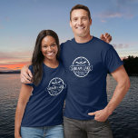 Squam Lake NH gepersonaliseerde stad, naam en anke T-shirt<br><div class="desc">Squam Lake, New Hampshire nautical anchor design is gepersonaliseerd met je stad (zoals Moultonborough, Center Harbour, Holderness enz.) en jouw naam (of delete). Dit retro, stijlontwerp kenmerkt een witte cirkel, anker, gekristalliseerde peddels en een gewaagde banner die Squam Lake leest. Ideaal voor de boatliefhebber of voor iedereen die van Squam...</div>