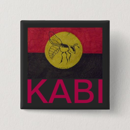 SQUARE KABI KABVAI IS BADGE - CRIMSON LETTERING. VIERKANTE BUTTON 5,1 CM (Voorkant)