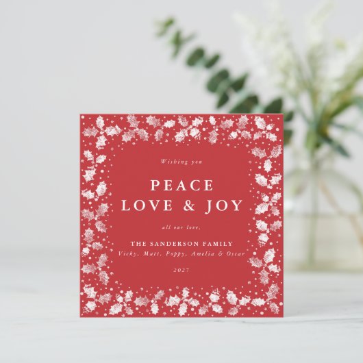 Square Red Hand Printed Holly Peace Love + Joy Feestdagenkaart (Staand voorkant)