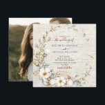 Square Rustic Dusty Blue & Cream Botanical Photo Kaart<br><div class="desc">O oh ik hou gewoon van dit netelige huwelijksuitnodigingsontwerp! (Ik hoop dat je het net zo leuk vindt als ik!!!) Met fijne, stoffige blauwe, botanische groen en roomfloralen, met een faux berk achtergrond. In combinatie met robuuste handgeschreven scriptkalligrafie in dusty blauw, is het ontwerp gemakkelijk gepersonaliseerd, met uw favoriete foto...</div>