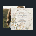 Square Rustic Dusty Blue & Cream Botanical Photo Kaart<br><div class="desc">O oh ik hou gewoon van dit netelige huwelijksuitnodigingsontwerp! (Ik hoop dat je het net zo leuk vindt als ik!!!) Met fijne, stoffige blauwe, botanische groen en roomfloralen, met een faux berk achtergrond. In combinatie met robuuste handgeschreven scriptkalligrafie in dusty blauw, is het ontwerp gemakkelijk gepersonaliseerd, met uw favoriete foto...</div>