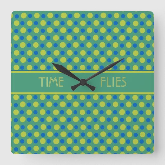 Square Wall Clock, Blue en Green Polka Dots Vierkante Klok (Voorkant)
