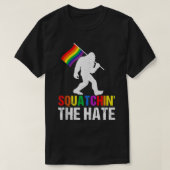 Squatchin' The Hate LGBTQ Bigfoot Rainbow Flag Gay T-shirt (Design voorkant)