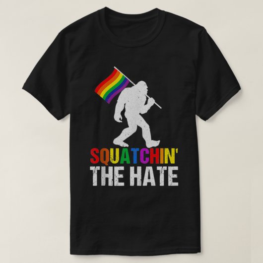 Squatchin' The Hate LGBTQ Bigfoot Rainbow Flag Gay T-shirt (Design voorkant)