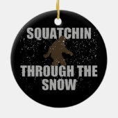 Squatchin through the Snow Sasquatch Ornament (Achterkant)