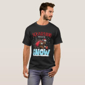 Squatching Door de Sneeuw Kerstmis Bigfoot Fun T-shirt (Voorkant volledig)