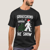 Squatching Through The Snow - Bigfoot Christmas Sa T-shirt (Voorkant)