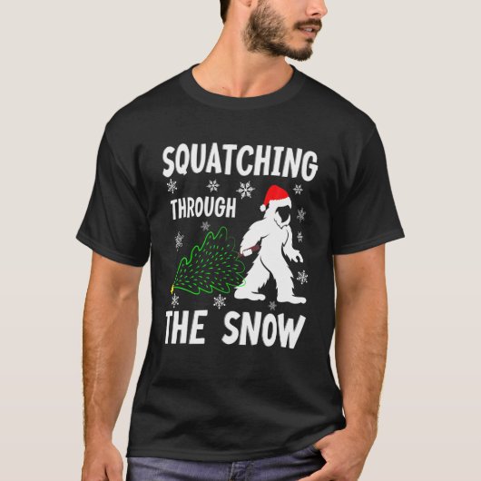 Squatching Through The Snow - Bigfoot Christmas Sa T-shirt (Voorkant)