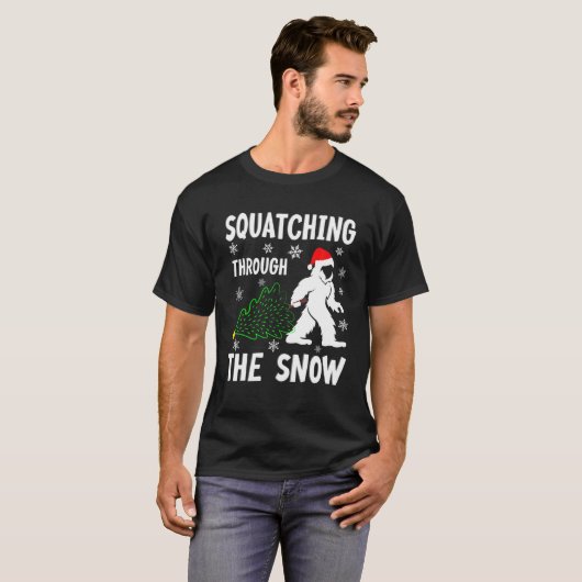 Squatching Through The Snow - Bigfoot Christmas Sa T-shirt (Voorkant volledig)