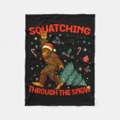 Squatching Through The Snow Funny Bigfoot Rock On  Fleece Deken (Voorkant)