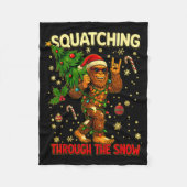 Squatching Through The Snow Funny Bigfoot Xmas Lig Fleece Deken (Voorkant)