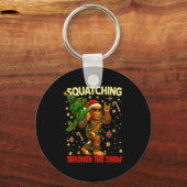 Squatching Through The Snow Funny Bigfoot Xmas Lig Sleutelhanger (Voorkant)