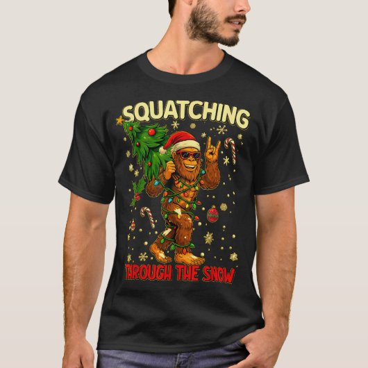 Squatching Through The Snow Funny Bigfoot Xmas Lig T-shirt (Voorkant)