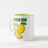 Squeeze Me, I Dare You™ Funny Lemon Mug – Two-Tone Tweekleurige Koffiemok (Voorkant links)