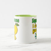 Squeeze Me, I Dare You™ Funny Lemon Mug – Two-Tone Tweekleurige Koffiemok (Center)