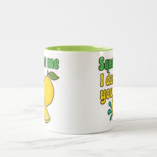Squeeze Me, I Dare You™ Funny Lemon Mug – Two-Tone Tweekleurige Koffiemok (Center)