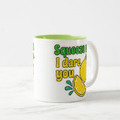 Squeeze Me, I Dare You™ Grappige Citroen Mok – Twe (Voorkant rechts)