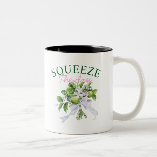Squeeze The Day Coffee Mug: Funny Lemon Quote Tweekleurige Koffiemok (Rechts)
