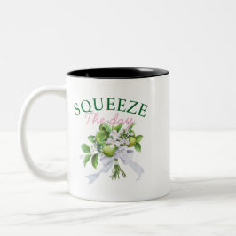 Squeeze The Day Coffee Mug: Funny Lemon Quote Tweekleurige Koffiemok