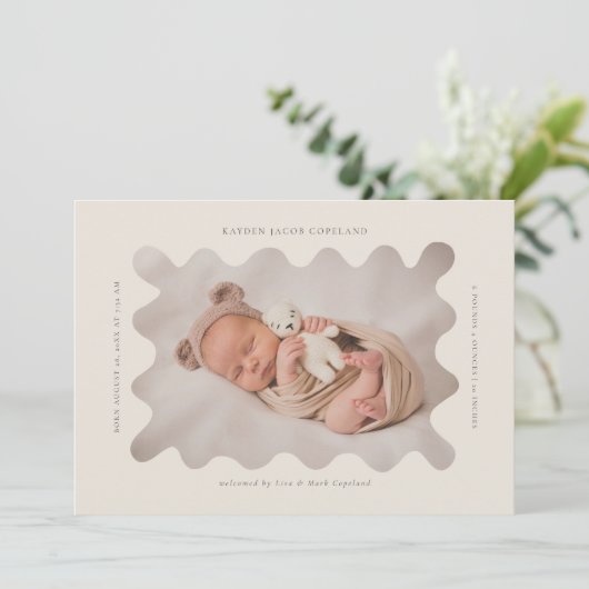 Squiggly Wavy Beige Lijst Geboorteaankondiging Fot Aankondiging (Staand voorkant)