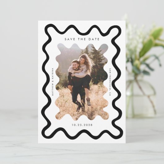 Squiggly Wavy Lijst bruiloft zwart en wit Save The Date (Staand voorkant)