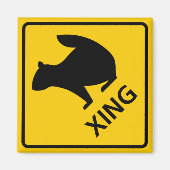 Squirrel Crossing Highway Sign Magneet (Voorkant)