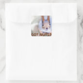 Squirrel kijkt naar je vierkante sticker (Tas)